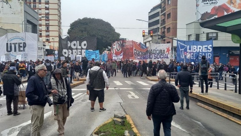 Organizaciones sociales marchan a la Quinta de Olivos: caos de tránsito y fuerte operativo policial