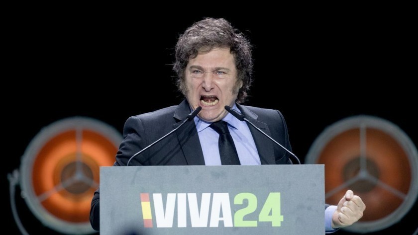 Milei tildó de “corrupta” a la esposa de Pedro Sánchez en su discurso en el acto de Vox