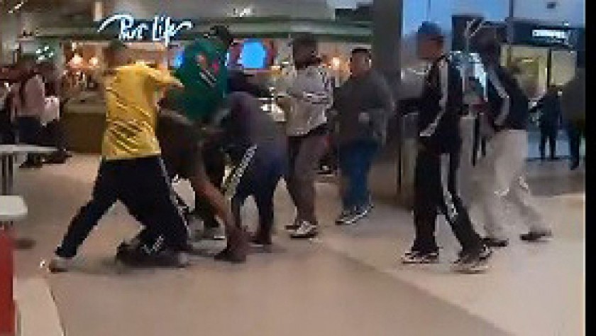 Batalla campal entre más de 200 adolescentes en el patio de comidas de un shopping de zona norte