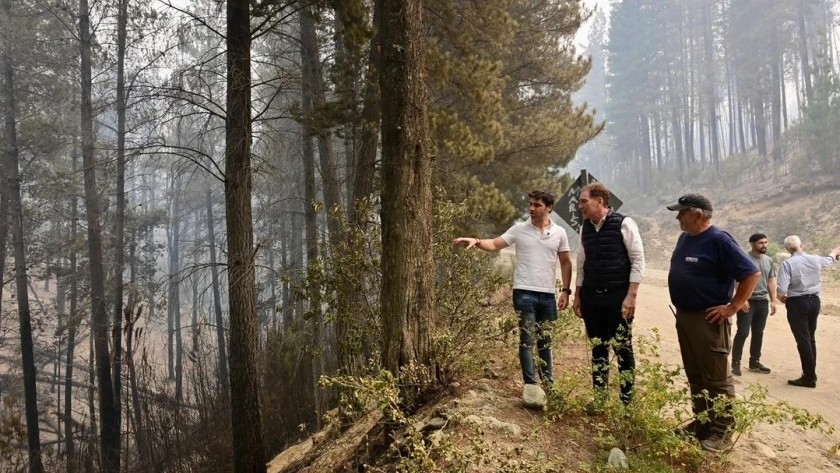 Diego Santilli e Ignacio Torres recorrieron los incendios en Chubut