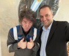 Javier Milei no le suelta la mano: 