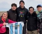 El regalo del “Dibu” Martínez a los vecinos que lo ayudaron a sacar su camioneta del barro