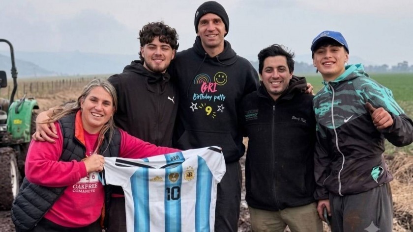 El regalo del “Dibu” Martínez a los vecinos que lo ayudaron a sacar su camioneta del barro