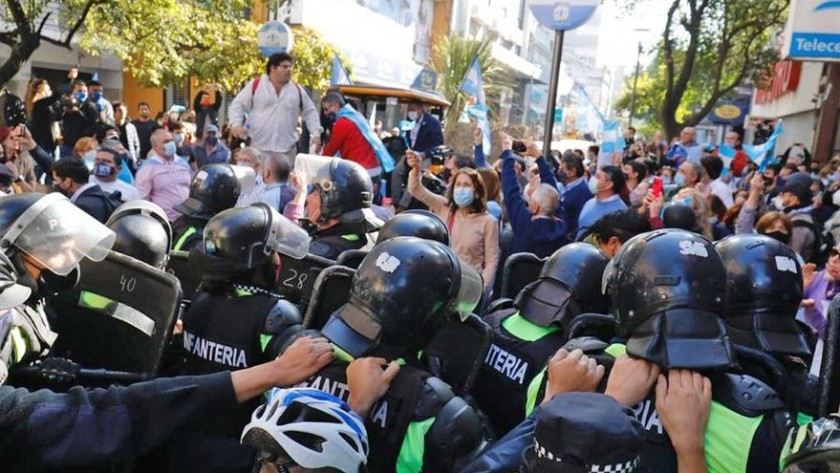 Violentos incidentes entre manifestantes y la Policía en la previa del acto del Presidente